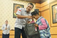 Salah satu peserta khitanan massal tersenyum lega usai mengikuti tindakan medis dalam agenda Bulan Bakti HUT ke-50 PT Timah Tbk di Gedung Wisma Kundur, Desa Perayun, Kabupaten Karimun | Foto: Zonamu/Humas PT Timah