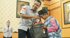 Salah satu peserta khitanan massal tersenyum lega usai mengikuti tindakan medis dalam agenda Bulan Bakti HUT ke-50 PT Timah Tbk di Gedung Wisma Kundur, Desa Perayun, Kabupaten Karimun | Foto: Zonamu/Humas PT Timah