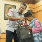 Salah satu peserta khitanan massal tersenyum lega usai mengikuti tindakan medis dalam agenda Bulan Bakti HUT ke-50 PT Timah Tbk di Gedung Wisma Kundur, Desa Perayun, Kabupaten Karimun | Foto: Zonamu/Humas PT Timah