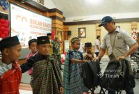 Sejumlah anak ikuti khitanan massal gratis dalam rangkaian Bulan Bakti HUT ke-50 PT Timah (Persero) Tbk di Wisma Timah Kundur, Kabupaten Karimun | Foto: Zonamu/Humas PT Timah