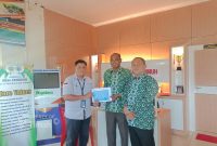 Perwakilan PT Timah Tbk menyerahkan bantuan operasional secara simbolis kepada Ketua Panitia MTQ Desa Gemuruh, Asryzal, guna mendukung suksesnya MTQ tingkat Desa Gemuruh di Kecamatan Kundur Barat | Foto: Zonamu/Humas PT Timah
