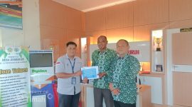 Perwakilan PT Timah Tbk menyerahkan bantuan operasional secara simbolis kepada Ketua Panitia MTQ Desa Gemuruh, Asryzal, guna mendukung suksesnya MTQ tingkat Desa Gemuruh di Kecamatan Kundur Barat | Foto: Zonamu/Humas PT Timah