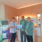 Perwakilan PT Timah Tbk menyerahkan bantuan operasional secara simbolis kepada Ketua Panitia MTQ Desa Gemuruh, Asryzal, guna mendukung suksesnya MTQ tingkat Desa Gemuruh di Kecamatan Kundur Barat | Foto: Zonamu/Humas PT Timah