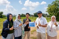 Perwakilan PT Timah Tbk menyertai pengurus pembangunan Rumah Doa GMI Jemaat Pos Wesley di Gang Sahata, Desa Sukamaju, Karimun. Bantuan ini disalurkan untuk mempercepat pengerjaan fisik bangunan yang saat ini telah mencapai 25 persen | Foto: Zonamu/Humas PT Timah