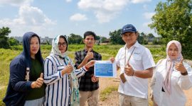 Perwakilan PT Timah Tbk menyertai pengurus pembangunan Rumah Doa GMI Jemaat Pos Wesley di Gang Sahata, Desa Sukamaju, Karimun. Bantuan ini disalurkan untuk mempercepat pengerjaan fisik bangunan yang saat ini telah mencapai 25 persen | Foto: Zonamu/Humas PT Timah