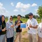 Perwakilan PT Timah Tbk menyertai pengurus pembangunan Rumah Doa GMI Jemaat Pos Wesley di Gang Sahata, Desa Sukamaju, Karimun. Bantuan ini disalurkan untuk mempercepat pengerjaan fisik bangunan yang saat ini telah mencapai 25 persen | Foto: Zonamu/Humas PT Timah