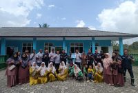 Perwakilan PT Timah Tbk secara simbolis menyerahkan bantuan perbaikan sarana dan prasarana TPQ/MDA Masjid Al Inayah kepada pengurus di Desa Gemuruh, Kecamatan Kundur Barat, Kabupaten Karimun | Foto: Zonamu/Humas PT Timah