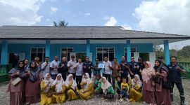 Perwakilan PT Timah Tbk secara simbolis menyerahkan bantuan perbaikan sarana dan prasarana TPQ/MDA Masjid Al Inayah kepada pengurus di Desa Gemuruh, Kecamatan Kundur Barat, Kabupaten Karimun | Foto: Zonamu/Humas PT Timah