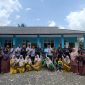Perwakilan PT Timah Tbk secara simbolis menyerahkan bantuan perbaikan sarana dan prasarana TPQ/MDA Masjid Al Inayah kepada pengurus di Desa Gemuruh, Kecamatan Kundur Barat, Kabupaten Karimun | Foto: Zonamu/Humas PT Timah