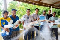 Perwakilan PT Timah Tbk menyerahkan bantuan jaring tangkap ikan secara simbolis kepada Perkumpulan Masyarakat Nelayan Kelurahan Sawang di Kecamatan Kundur Barat, Kabupaten Karimun |Foto: Zonamu/Humas PT Timah