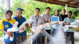 Perwakilan PT Timah Tbk menyerahkan bantuan jaring tangkap ikan secara simbolis kepada Perkumpulan Masyarakat Nelayan Kelurahan Sawang di Kecamatan Kundur Barat, Kabupaten Karimun |Foto: Zonamu/Humas PT Timah