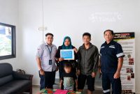 Perwakilan PT Timah Tbk menyerahkan bantuan operasional pengobatan kepada Dahliana, ibu dari anak penderita sakit jantung asal Tanjung Sari, Desa Lubuk, Kecamatan Kundur, Kabupaten Karimun | Foto: Zonamu/Humas PT Timah