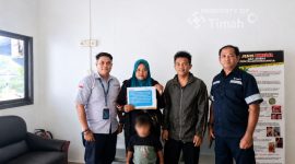 Perwakilan PT Timah Tbk menyerahkan bantuan operasional pengobatan kepada Dahliana, ibu dari anak penderita sakit jantung asal Tanjung Sari, Desa Lubuk, Kecamatan Kundur, Kabupaten Karimun | Foto: Zonamu/Humas PT Timah
