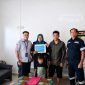 Perwakilan PT Timah Tbk menyerahkan bantuan operasional pengobatan kepada Dahliana, ibu dari anak penderita sakit jantung asal Tanjung Sari, Desa Lubuk, Kecamatan Kundur, Kabupaten Karimun | Foto: Zonamu/Humas PT Timah