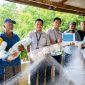 Perwakilan PT Timah Tbk menyerahkan bantuan jaring tangkap ikan secara simbolis kepada Perkumpulan Masyarakat Nelayan Kelurahan Sawang di Kecamatan Kundur Barat, Kabupaten Karimun |Foto: Zonamu/Humas PT Timah