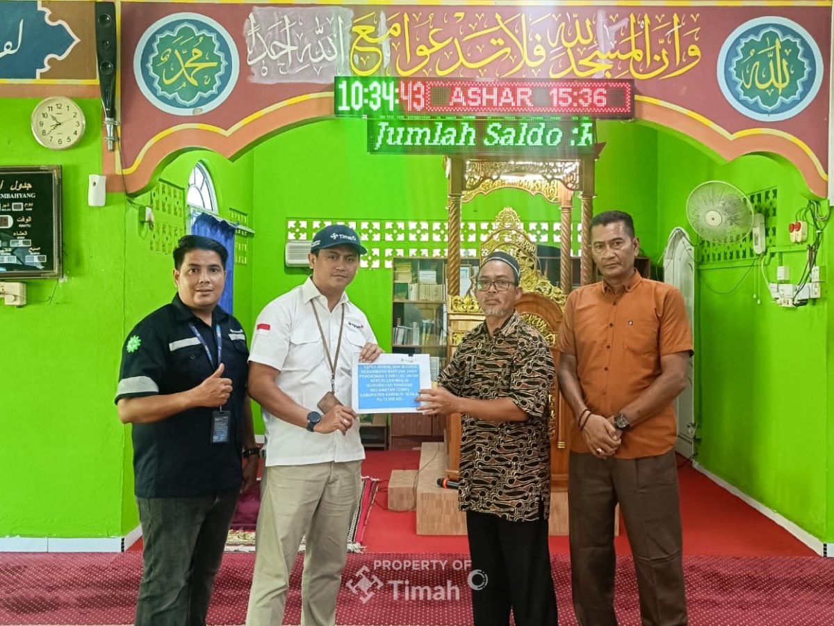 Perwakilan PT Timah menyerahkan secara simbolis bantuan untuk Masjid Nur Hidayah, Kampung Ranggam, Kelurahan Tebing, Kabupaten Karimun | Foto: Zonamu/Humas PT Timah