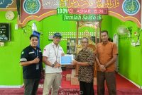 Perwakilan PT Timah menyerahkan secara simbolis bantuan untuk Masjid Nur Hidayah, Kampung Ranggam, Kelurahan Tebing, Kabupaten Karimun | Foto: Zonamu/Humas PT Timah