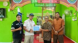 Perwakilan PT Timah menyerahkan secara simbolis bantuan untuk Masjid Nur Hidayah, Kampung Ranggam, Kelurahan Tebing, Kabupaten Karimun | Foto: Zonamu/Humas PT Timah