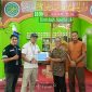 Perwakilan PT Timah menyerahkan secara simbolis bantuan untuk Masjid Nur Hidayah, Kampung Ranggam, Kelurahan Tebing, Kabupaten Karimun | Foto: Zonamu/Humas PT Timah