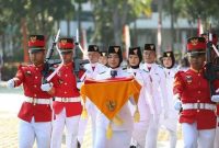 Zahra Pembawa Baki Curi Perhatian di Upacara Batam | Foto : Zonamu/Ist