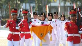 Zahra Pembawa Baki Curi Perhatian di Upacara Batam | Foto : Zonamu/Ist