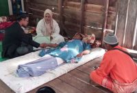 Seorang ayah terbaring uzur menikahkan anaknya | Foto : Zonamu/Humas KUA Senayang