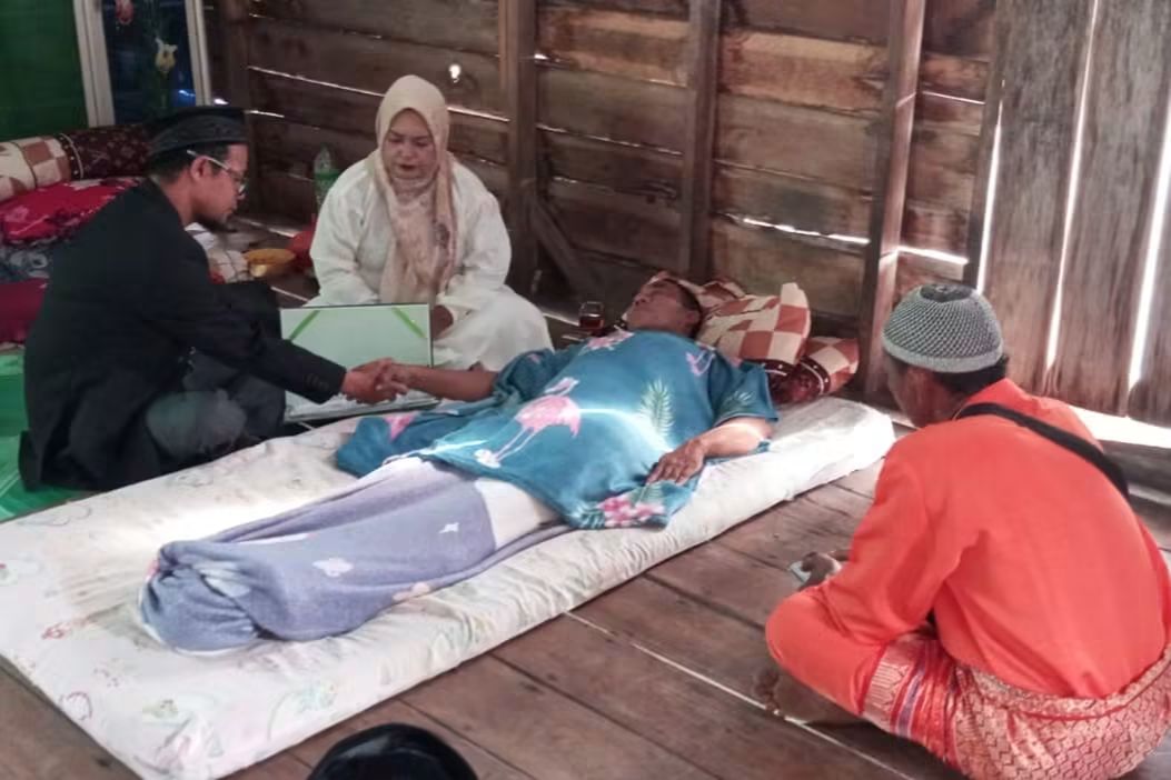Seorang ayah terbaring uzur menikahkan anaknya | Foto : Zonamu/Humas KUA Senayang