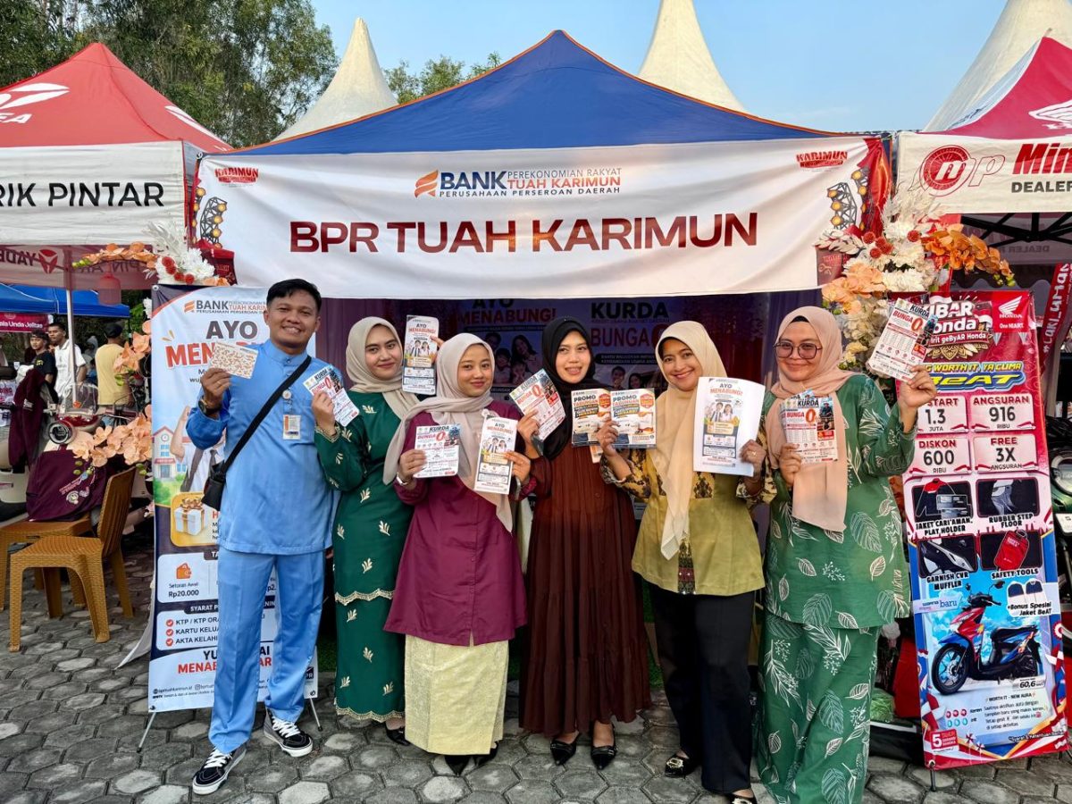 Suasana pelayanan dan konsultasi perbankan di stan PT BPR Tuah Karimun (Perseroda) dalam ajang Karimun Weekend Market di SMPS–SMAS Cahaya Karimun, Sabtu (15/8/2026) | Foto: Zonamu/Humas BPR Tuah Karimun