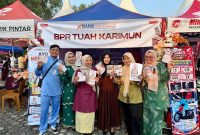 Suasana pelayanan dan konsultasi perbankan di stan PT BPR Tuah Karimun (Perseroda) dalam ajang Karimun Weekend Market di SMPS–SMAS Cahaya Karimun, Sabtu (15/8/2026) | Foto: Zonamu/Humas BPR Tuah Karimun