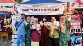 Suasana pelayanan dan konsultasi perbankan di stan PT BPR Tuah Karimun (Perseroda) dalam ajang Karimun Weekend Market di SMPS–SMAS Cahaya Karimun, Sabtu (15/8/2026) | Foto: Zonamu/Humas BPR Tuah Karimun