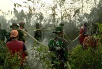 Sinergi TNI dan Tim Gabungan Padamkan Karhutla Bukit Langkap | Foto : Zonamu/Ist