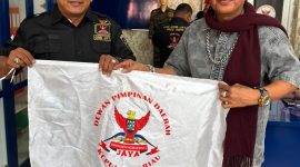 Dian Bangun Sari mengibarkan bendera GRIB jaya, usai menerima SK sebagai Ketua DPC GRIB Jaya Karimun | Foto: Zonamu/Bustomi