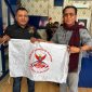 Dian Bangun Sari mengibarkan bendera GRIB jaya, usai menerima SK sebagai Ketua DPC GRIB Jaya Karimun | Foto: Zonamu/Bustomi