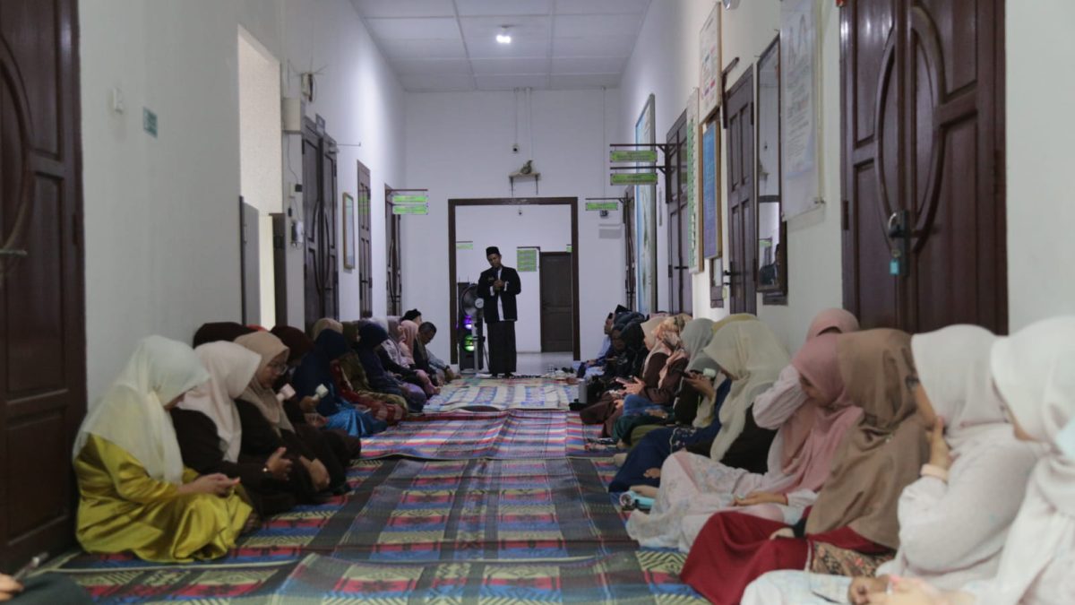 Ustad M. Yani saat memberikan tausyiah kepada pegawai Dinkes Lingga | Foto : Zonamu/Ist