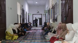 Ustad M. Yani saat memberikan tausyiah kepada pegawai Dinkes Lingga | Foto : Zonamu/Ist