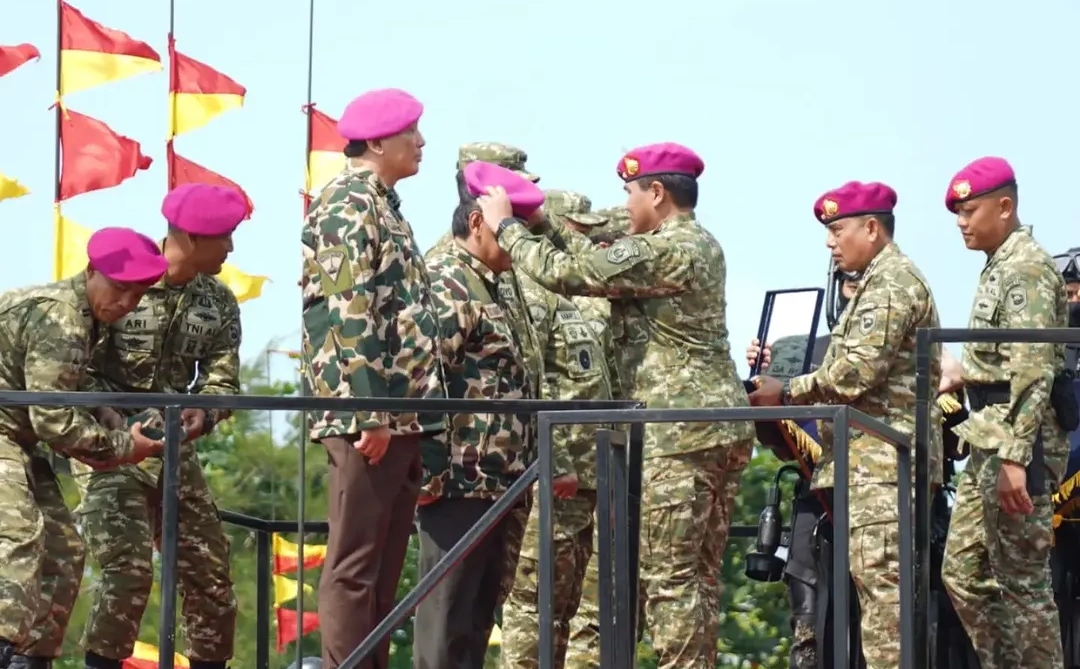 Lima Pejabat Negara Sandang Warga Kehormatan Korps Marinir di Lingga | Foto : Zonamu/Dok Puspen TNI