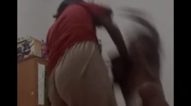 Tangkap layar saat seorang ibu diduga membanting sang anak | Foto : Zonamu/Screanshot