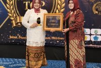 Direktur Utama BPR Tuah Karimun (Perseroda), Siska Naritasari menerima penghargaan Prestigious Top Award dalam ajang Award Ceremony, Satu Prestasi Sejuta Inspirasi di Yogyakarta, Jumat (21/8/2026) | Foto: Zonamu/Humas BPR Tuah Karimun