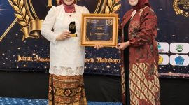Direktur Utama BPR Tuah Karimun (Perseroda), Siska Naritasari menerima penghargaan Prestigious Top Award dalam ajang Award Ceremony, Satu Prestasi Sejuta Inspirasi di Yogyakarta, Jumat (21/8/2026) | Foto: Zonamu/Humas BPR Tuah Karimun