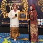 Direktur Utama BPR Tuah Karimun (Perseroda), Siska Naritasari menerima penghargaan Prestigious Top Award dalam ajang Award Ceremony, Satu Prestasi Sejuta Inspirasi di Yogyakarta, Jumat (21/8/2026) | Foto: Zonamu/Humas BPR Tuah Karimun