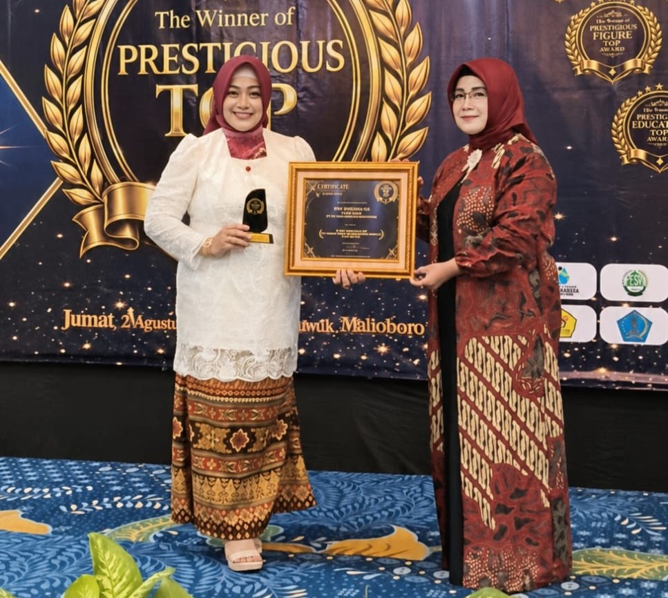 Direktur Utama BPR Tuah Karimun (Perseroda), Siska Naritasari menerima penghargaan Prestigious Top Award dalam ajang Award Ceremony, Satu Prestasi Sejuta Inspirasi di Yogyakarta, Jumat (21/8/2026) | Foto: Zonamu/Humas BPR Tuah Karimun