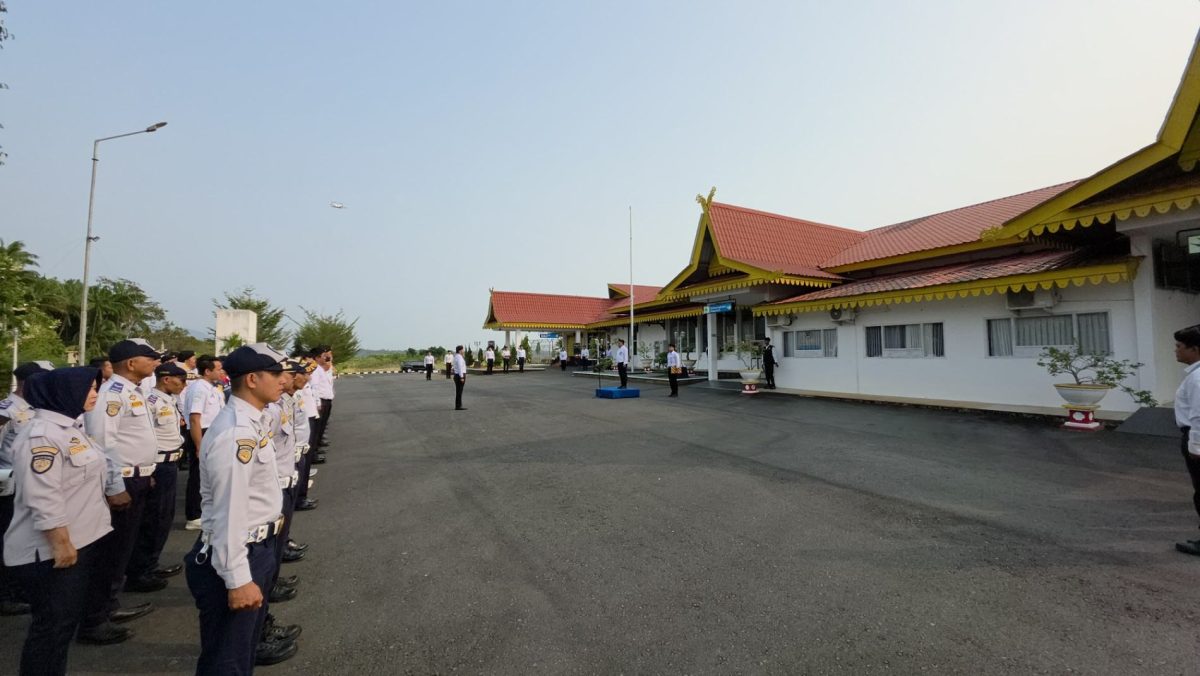 Pegawai Bandara Dabo Singkep saat melaksanakan Apel peringatan Harhubnas 2026 | Foto : Zonamu/Ist