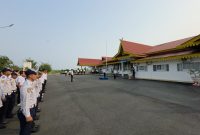 Pegawai Bandara Dabo Singkep saat melaksanakan Apel peringatan Harhubnas 2026 | Foto : Zonamu/Ist