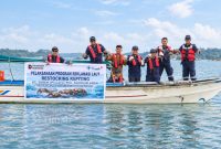 PT Timah Tbk Division Kundur Area bersama Pemerintah Desa Gemuruh dan nelayan setempat melepas 1.000 bibit kepiting bakau di perairan Kundur, Kepulauan Riau | Foto: Zonamu/Humas PT Timah
