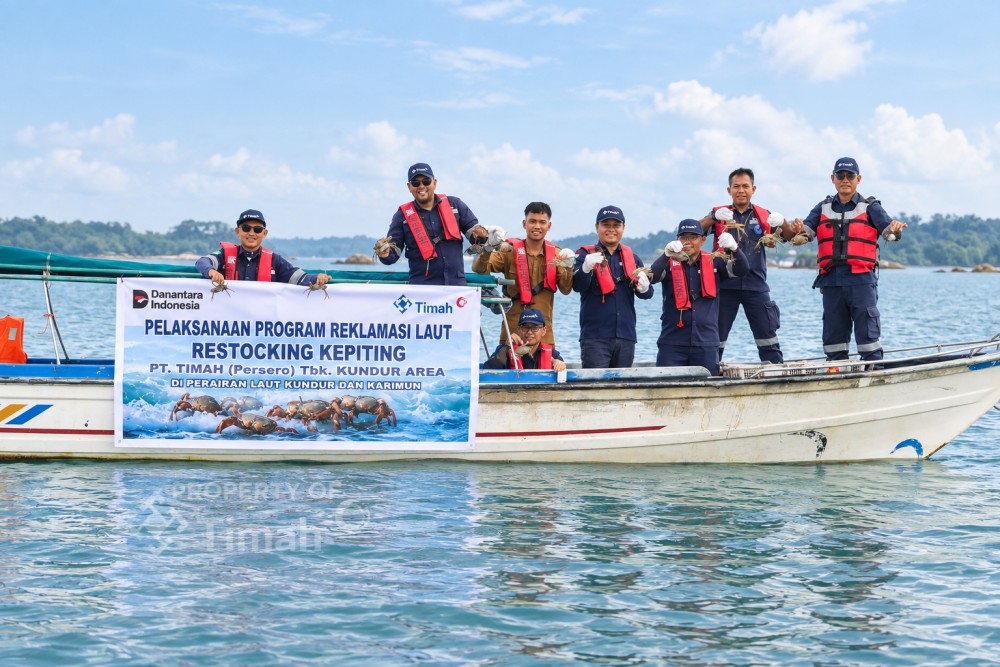PT Timah Tbk Division Kundur Area bersama Pemerintah Desa Gemuruh dan nelayan setempat melepas 1.000 bibit kepiting bakau di perairan Kundur, Kepulauan Riau | Foto: Zonamu/Humas PT Timah