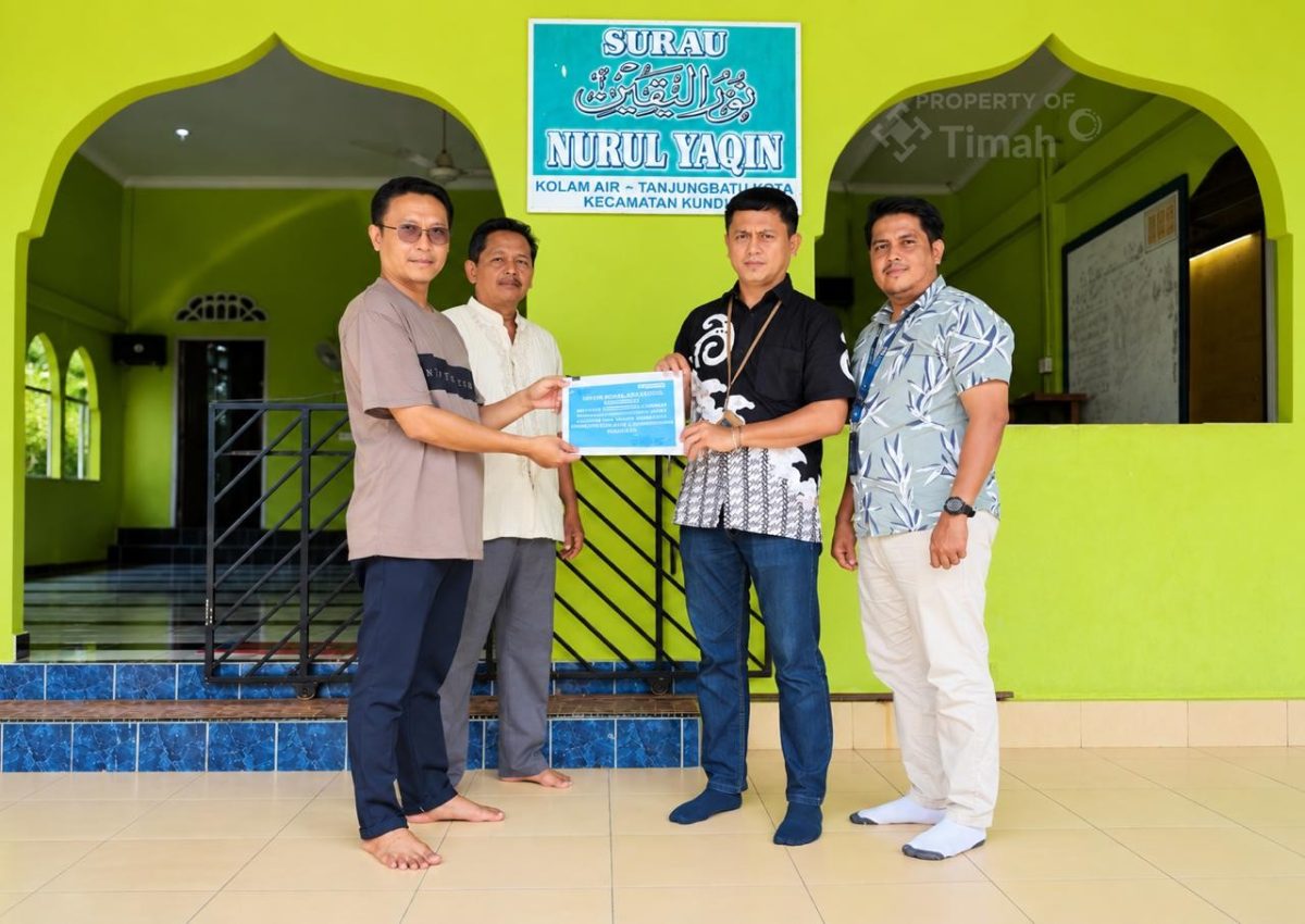 Perwakilan PT Timah Tbk saat menyerahkan bantuan rehabilitasi serta fasilitas penunjang untuk Surau Nurul Yaqin di Kelurahan Tanjung Batu Kota, Kecamatan Kundur, Kabupaten Karimun | Foto: Zonamu/Humas PT Timah