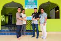 Perwakilan PT Timah Tbk saat menyerahkan bantuan rehabilitasi serta fasilitas penunjang untuk Surau Nurul Yaqin di Kelurahan Tanjung Batu Kota, Kecamatan Kundur, Kabupaten Karimun | Foto: Zonamu/Humas PT Timah