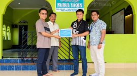 Perwakilan PT Timah Tbk saat menyerahkan bantuan rehabilitasi serta fasilitas penunjang untuk Surau Nurul Yaqin di Kelurahan Tanjung Batu Kota, Kecamatan Kundur, Kabupaten Karimun | Foto: Zonamu/Humas PT Timah
