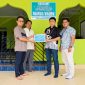 Perwakilan PT Timah Tbk saat menyerahkan bantuan rehabilitasi serta fasilitas penunjang untuk Surau Nurul Yaqin di Kelurahan Tanjung Batu Kota, Kecamatan Kundur, Kabupaten Karimun | Foto: Zonamu/Humas PT Timah