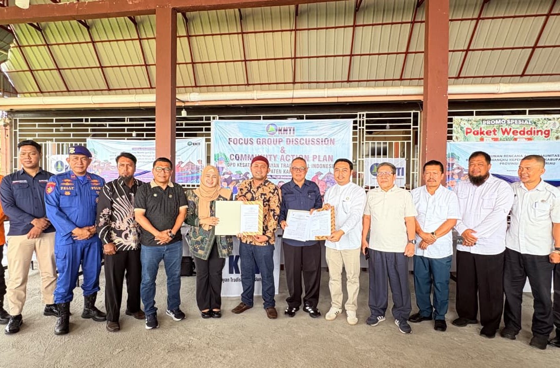 PT BPR Tuah Karimun (Perseroda) resmi menjalin kerja sama strategis dengan KNTI Kabupaten Karimun untuk membangun ekosistem ekonomi kolektif bagi masyarakat nelayan | Foto: Zonamu/Humas BPR Tuah Karimun